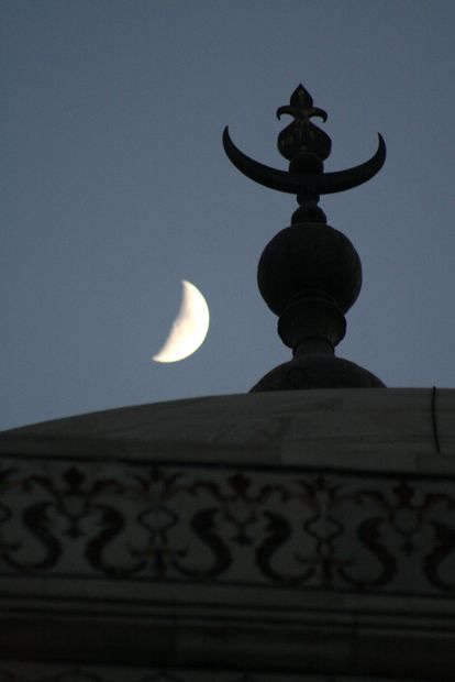 La Lune au Taj Mahal