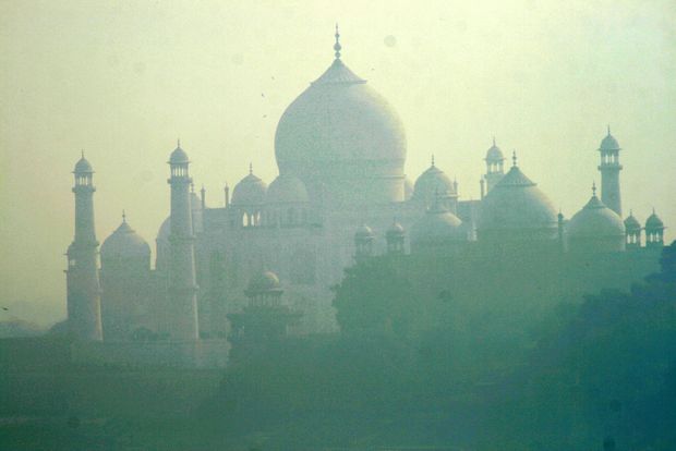 Le Taj Mahal dans la brume
