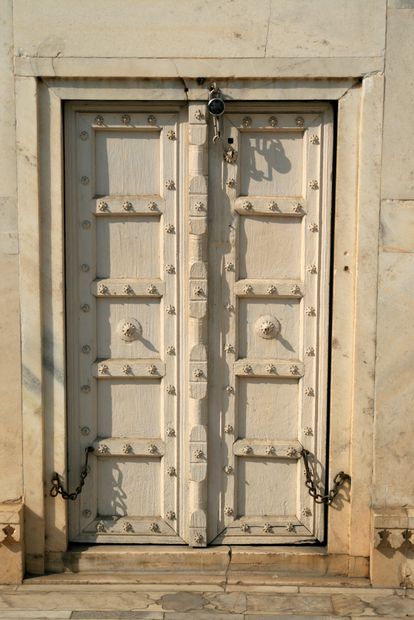 Porte dans le fort rouge d'Agra