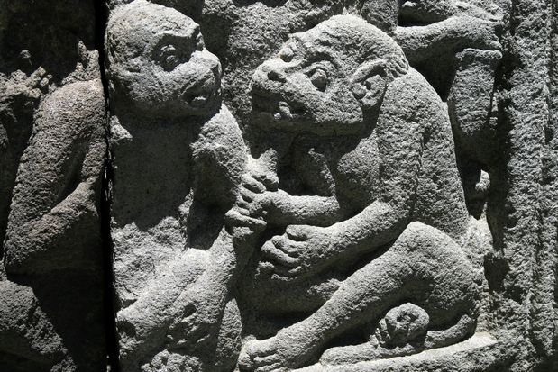 Deux singes sur un bas-relief au temple de Prambanan (Java)