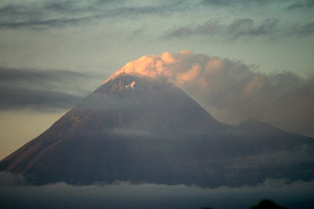 Lanterne face au volcan Merapi. Java.