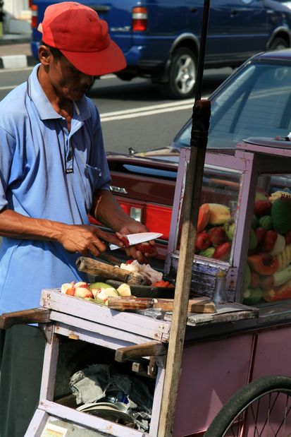 Vendeur de fruits à Yogyakarta. Java.