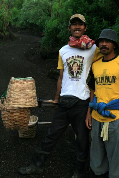 Porteurs de soufre au volcan Kawah Ijen. Java.