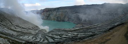 Le cratère du volcan Kawah Ijen. Java.