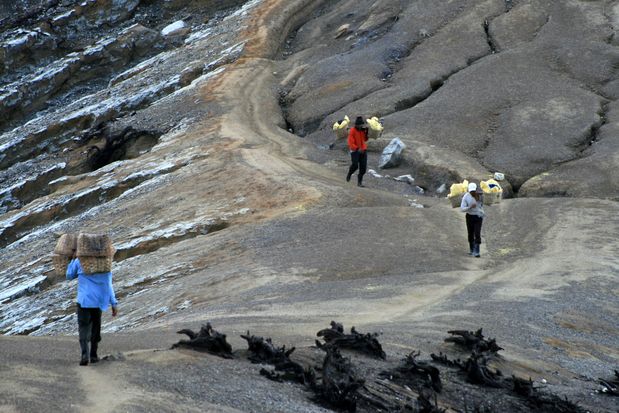 Porteurs de soufre au volcan Kawah Ijen. Java.
