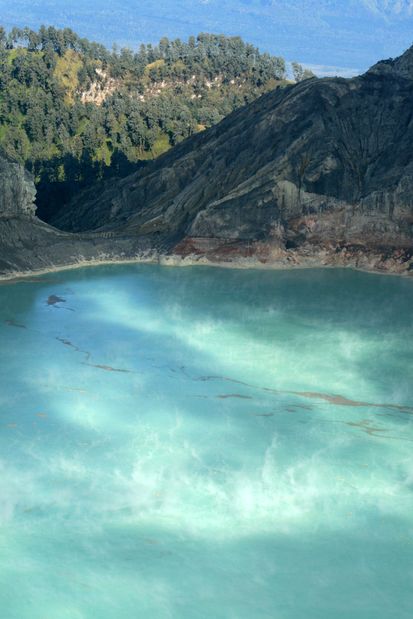 Le lac d'acide du volcan Kawah Ijen. Java.