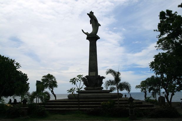 Statue d'un dauphin à Lovina beach. Bali.