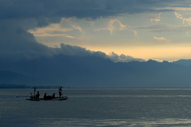 Pêcheurs à Lovina Beach. Bali.