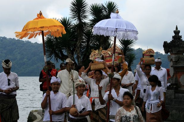 Cérémonie à Pura Ulun Danu Bratan. Bali.