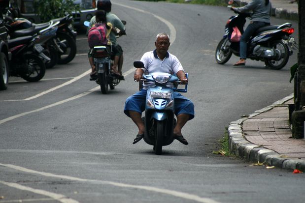 EN scooter dans Ubud (Bali)