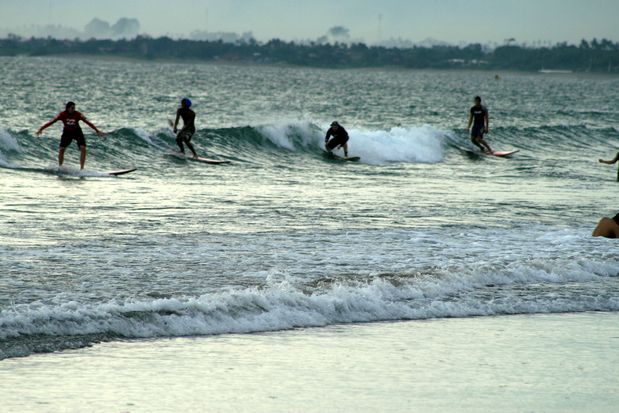 Surfeurs de Kuta. Bali.