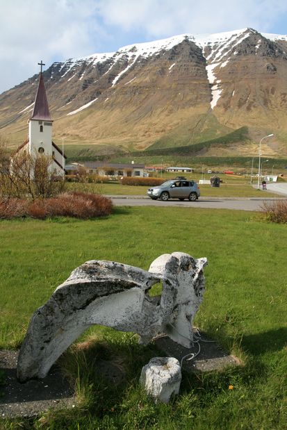 Os de baleine devant l'église de Flateyri