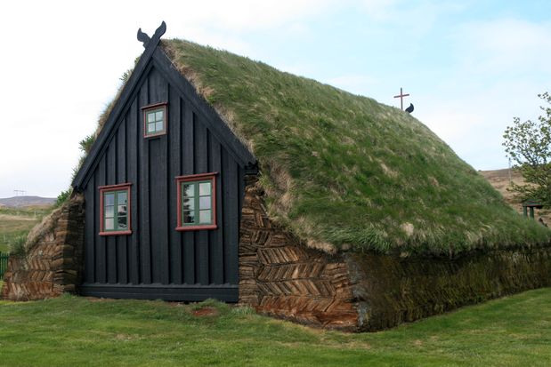 Cimetière autour de l'église de tourbe de Viðimyrarkirkja