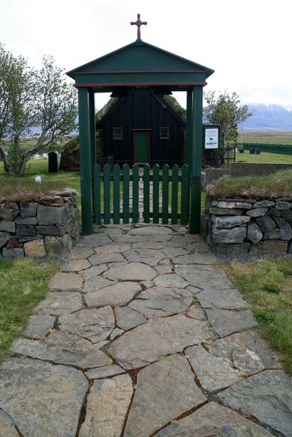 L'entrée de l'église de tourbe de Viðimyrarkirkja