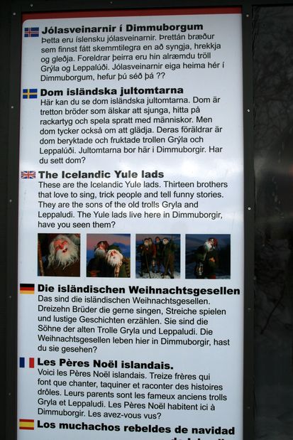 Pancarte explicative des Pères Noël islandais à Dimmuborgir