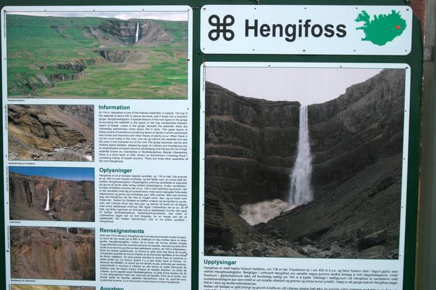La pancarte descriptive des chutes d'Hengifoss