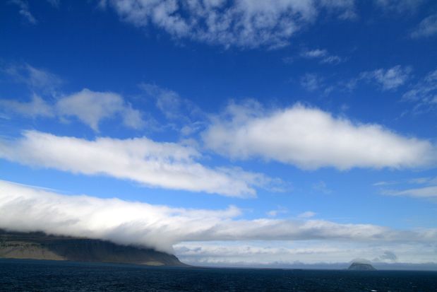 Nuage et fjord dans la région de Reyðarfjörður
