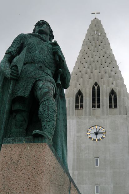 La statue devant la cathédrale Hallgrimskirkja de Reykjavik