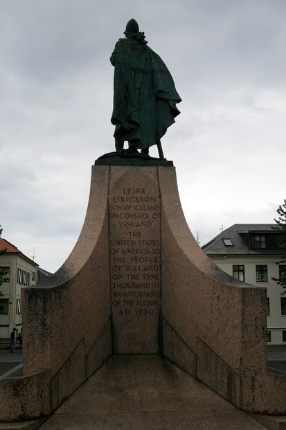La statue de Leif Erickson devant la cathédrale Hallgrímskirkja de Reykjavik