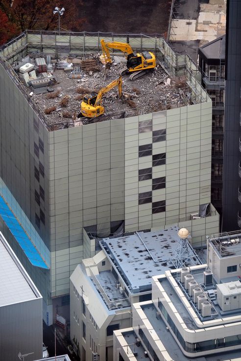 Pelleteuse Sur Le Toit d'un Building à Tokyo
Altitude : 255 mètres