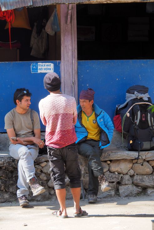 Déjeuner à Ghermu-Syange. Trek Tour des Annapurnas