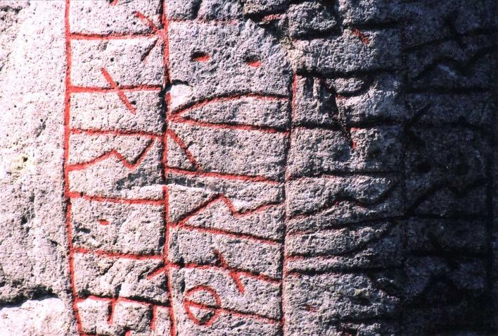 Les textes runiques de la pierre Karlevistenen
