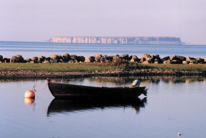 Barque et l'île de Stora Karlsö (île de Gotland)