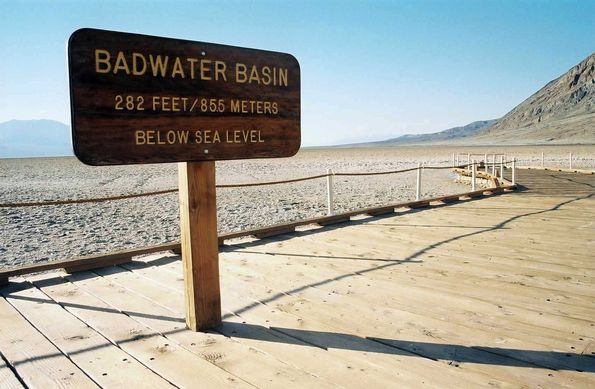 Badwater 85,5 mètres en dessous du niveau de la mer. Vallée de la mort.