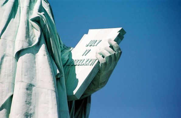 4 juillet 1776, la proclamation de l'indépendance des Etats-Unis sur la tablette de la Statue de la Liberté