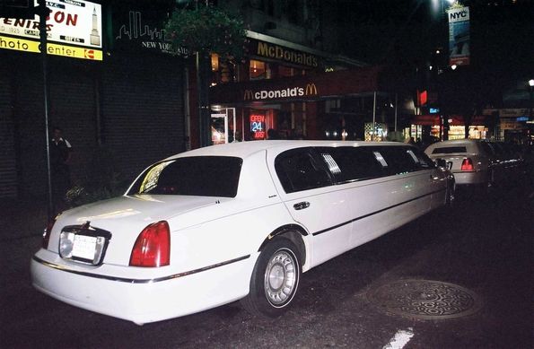 Limousine devant Mc Do. New York City.