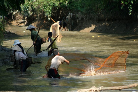 Pêche dans le village de Sai
