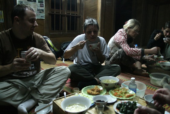 Diner dans le village de Ban Hang