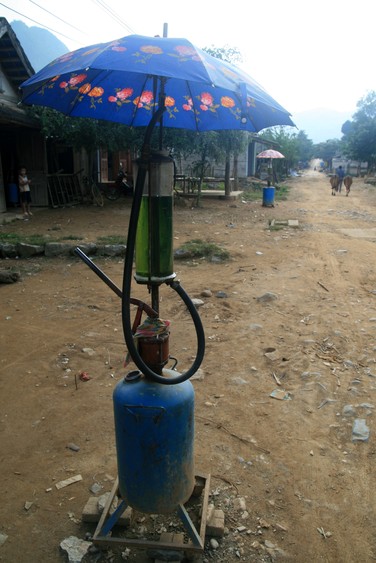 Pompe à essence dans le village Pho Doan