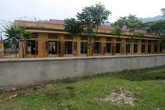 Ecole dans le village Ban Hin