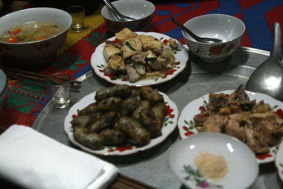 Diner dans le village de Ban Ton