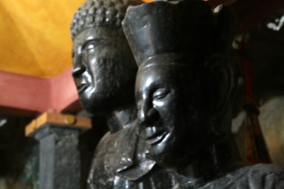 Statues dans la pagode Bich Dong à Tam Coc