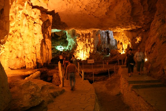 Grotte Sung Sot dans la baie d'Halong