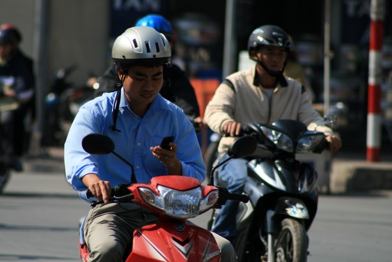 Mobil en scooter à Hanoï