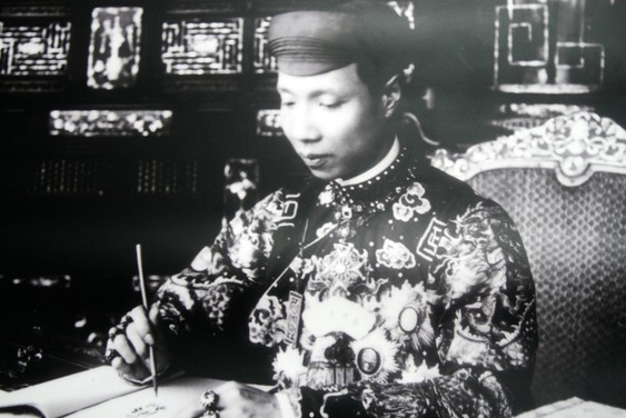 Photo de L'empereur Khai Dinh exposée dans le Palais impérial de Hué.