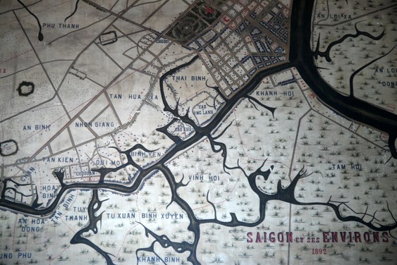 Carte de Saïgon et ses environs à l'intérieur de la poste à Ho Chi Minh Ville.