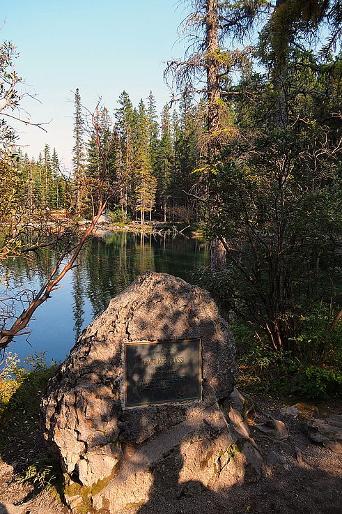 Plaque commémorative en hommage à Lawrence Grassi aux abords des Grassi Lakes.