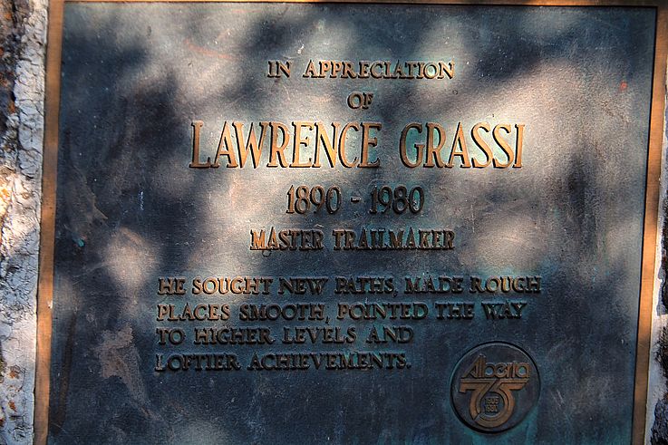 Plaque commémorative en hommage à Lawrence Grassi sur le sentier Grassi Lakes, en Alberta.