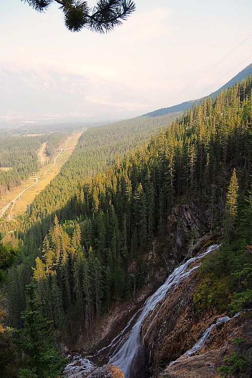 Cascade le long des versants boisés de la vallée, près des lacs Grassi à Canmore.