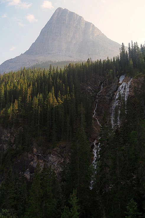 Cascade au pied du mont Rundle, près des lacs Grassi à Canmore.