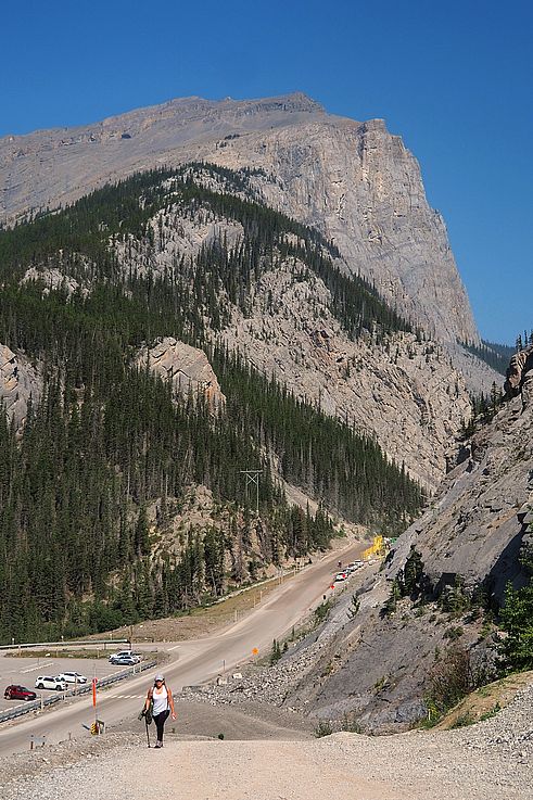 Randonneuse sur le sentier du mont Ha Ling dans la vallée de Kananaskis.