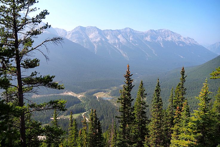 Vue sur la vallée et les montagnes depuis le sentier Ha Ling, dans la région de Kananaskis.
