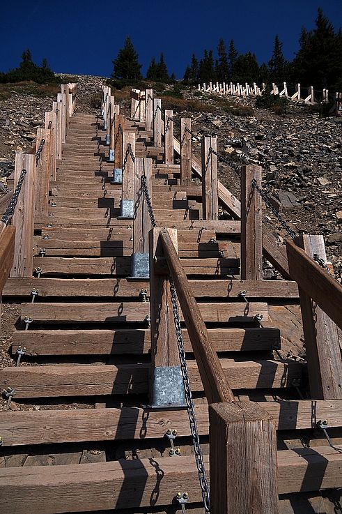 Escalier en bois sur le sentier de randonnée de Ha Ling, dans la région de Kananaskis.