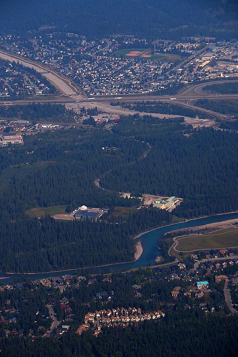 Vue de la vallée de la rivière Bow et de la ville de Canmore depuis le sommet du mont Ha Ling.