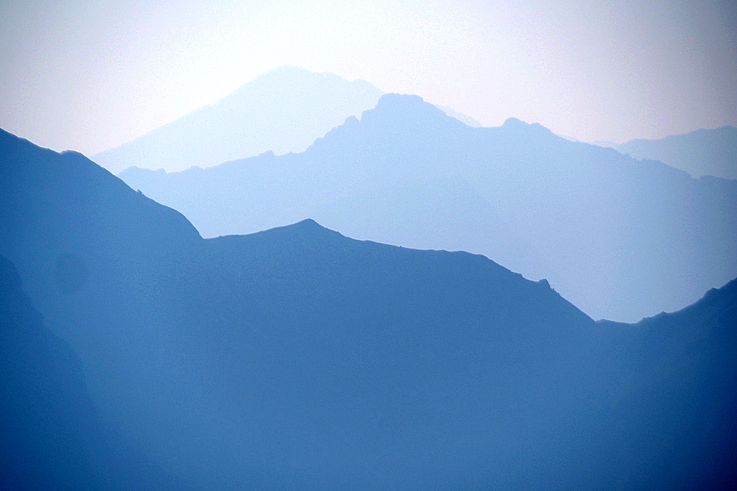 Brume sur les sommets des Rocheuses, dans la région de Kananaskis.