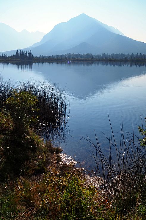 Reflet du mont Rundle sur les eaux des lacs Vermilion à Banff.